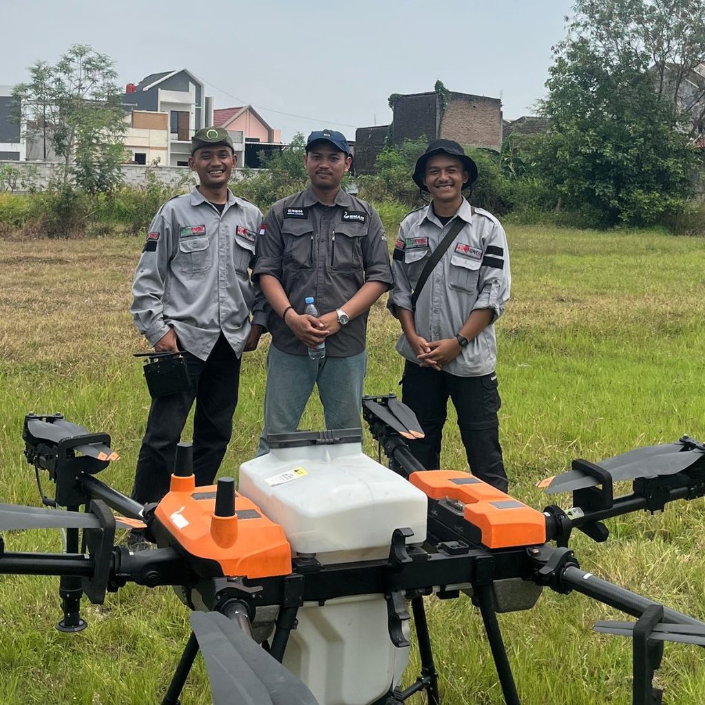 Foto tim Gama Agro Sejati bersama drone sprayer untuk mendukung pertanian modern
